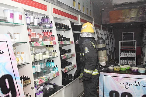 بالصور.. إخلاء 15 شخصًا جرَّاء اندلاع حريق بمحلين تجاريين في مكة المكرمة
