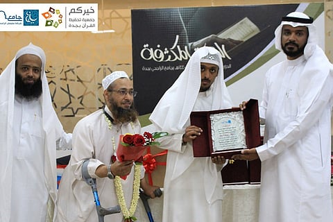 خمسيني وابنه يُتمّان حفظ القرآن الكريم في وقت واحد