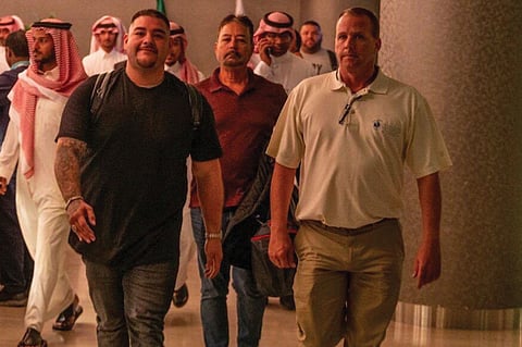 الملاكمان «رويز» و«جوشوا» يصلان الرياض تمهيدًا لـ«نزال القرن»
