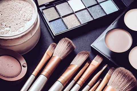 إخصائي تجميل: إعلانات المشاهير خادعة وغالبيتها تتم دون موافقة هيئة «الغذاء والدواء»