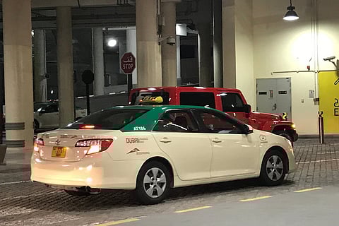 تاكسي دبي يقدِّم خدمة الإنترنت المجاني والترجمة الفورية