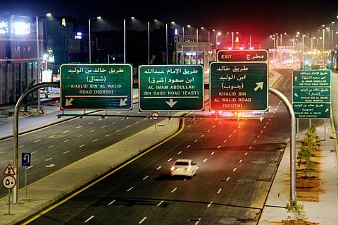 بالصور.. فتح حركة المرور بتقاطع طريقي الإمام عبدالله وخالد بن الوليد بالرياض