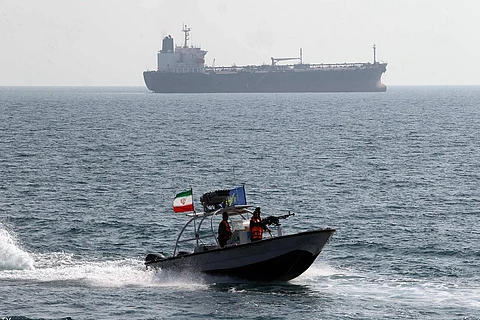 إيران تحتجز سفينة أجنبية في الخليج.. وتعتقل 12 بحارًا فلبينيًا