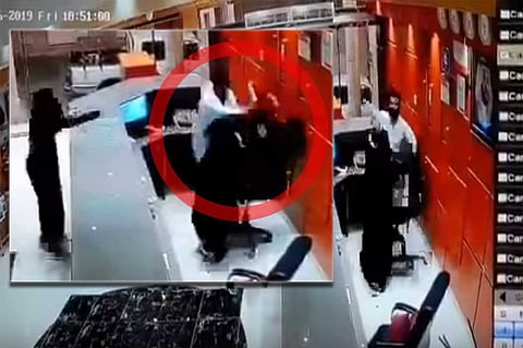 «عاجل» تكشف ملابسات اعتداء شاب على موظفة «فندق صبيا» بالدقائق.. والفيديو بلا صوت