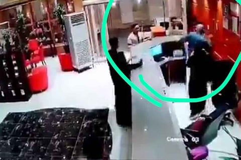 منقذ موظفة «فندق صبيا».. ثلاثيني هندي سافر مديره فظهر في «قلب الحدث»