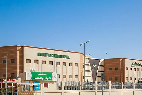«تدخل علاجي» بمستشفى حفر الباطن يوقف طفلًا على قدميه
