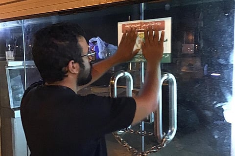 بالصور.. أمانة عسير تغلق مطعمًا شهيرًا بأبها