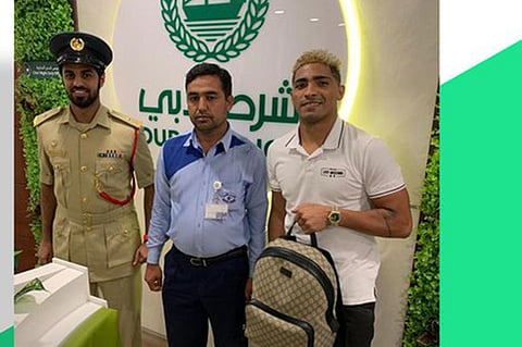 شرطة دبي تعيد مبلغًا كبيرًا إلى لاعب القادسية المعار إلى خورفكان