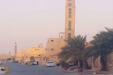 بالصور.. «عاجل» تلتقي جيران الطالب المتوفى خنقًا بالرياض ومؤذن المسجد يطالبهم بالدعاء لـ«أبي عابد»