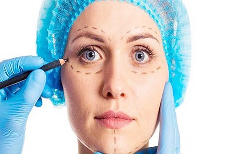 بيطري مصري يفتتح عيادة تجميل نسائية بالكويت ويجري 37 عملية لسيدات وفتيات