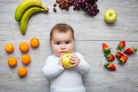 خبراء يحددون الأفضل لطفلك: الفواكه الطبيعية تتقدم على العصائر