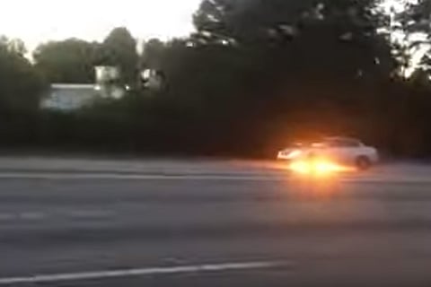 فيديو يوثق سيارة تسير على إطارات مشتعلة في غفلة من السائق