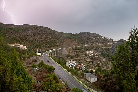 أمطار متوسطة إلى غزيرة على 3 مناطق بالمملكة خلال ساعات