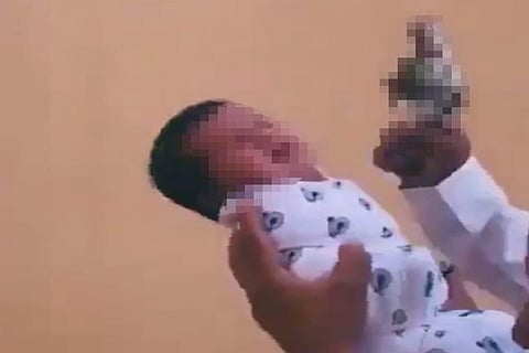 شخص يطلق النار من «مسدس» ويضع فوهته في فم رضيع.. و«العمل» تتفاعل