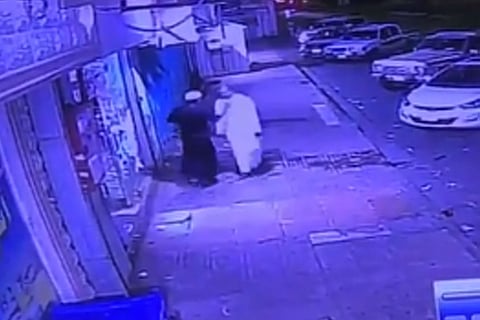 تداول فيديو لـ «رجل المفك» أثناء اعتدائه على متسوق آخر بإحدى البقالات