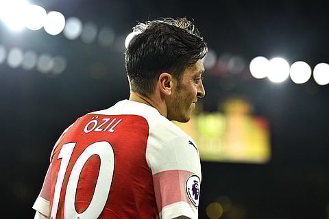 أرسنال يتوجه للقاء فرانكفورت بدون أوزيل