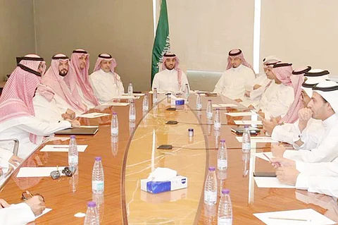 رئيس هيئة الرياضة يطَّلع على تقارير وخطط تطوير الأندية التنفيذية