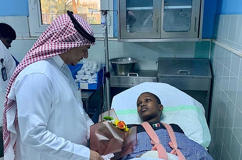 بالصور.. العسيري ينقل تعازي وزير التعليم لذوي الطالبين فقيدي حادث جازان