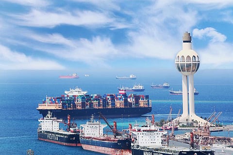 فيديو جراف.. مناورة لدخول سفينة بطول 230 مترًا إلى ميناء جدة