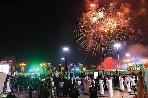 بالصور.. أبها تستقبل الزوّار باللون الأخضر والألعاب النارية تضيء سماءها
