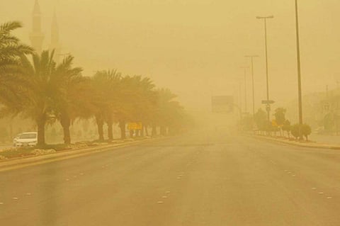الأرصاد: عوالق ترابية ورؤية متدنية وسماء غائمة على عدة مناطق بالمملكة.. الأحد