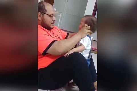 وحدة الحماية الاجتماعية تبحث عن «معذب الطفلة»