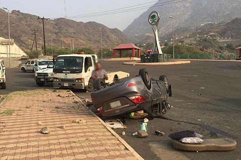 إصابة 8 أفراد من عائلة واحدة في حادث انقلاب سيارة بالباحة