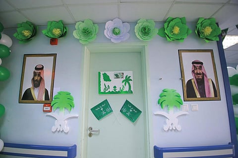 بالصور.. مستشفى البكيرية يزين أسواره بالعلم السعودي والإضاءات الخضراء احتفالًا باليوم الوطني