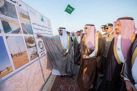 بالصور.. أمير القصيم يدشن سارية بيرق الرياض بطول 100 متر ببريدة