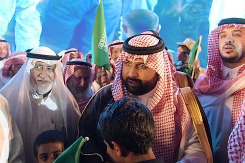 بالصور.. أمير جازان بالنيابة يشارك أبناء وذوي الشهداء الاحتفال باليوم الوطني