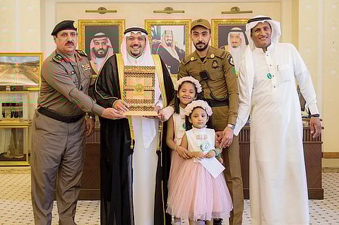 بالصور.. أمير القصيم يكرّم الغفيص لإنقاذه الطفلة جوان