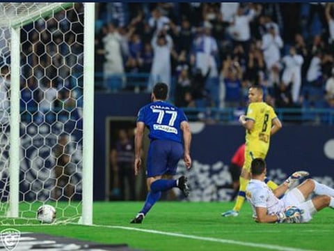 الهلال ينتصر على السكري ويتمسك بالصدارة