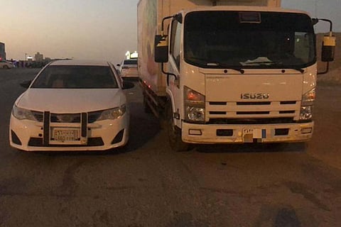 «المرور» يطيح بقائد مركبة يسير فوق رصيف المشاة