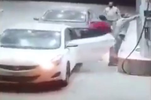 شرطة الرياض تطيح بأربعة مواطنين ومقيمَين سلبوا أموال وافد يعمل بمحطة وقود