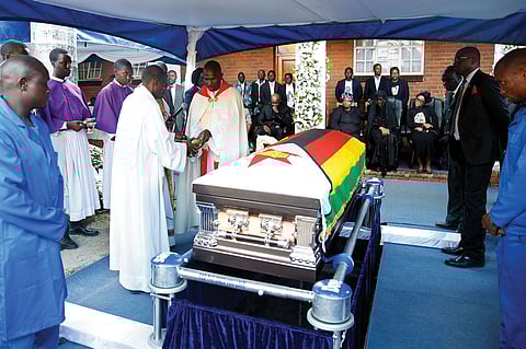 دفن رئيس زيمبابوي السابق روبرت موجابي في مسقط رأسه ببلدة كوتاما