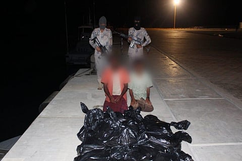 حرس الحدود يطيح بـ76 شخصًا بينهم 4 مواطنين حاولوا تهريب طنين حشيش مخدر