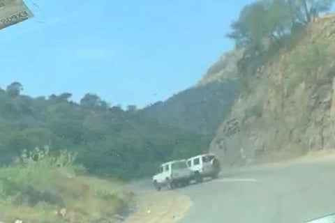 الإطاحة بقائدي مركبتين تصادما عمدًا وإحالتهما إلى شرطة الدائر