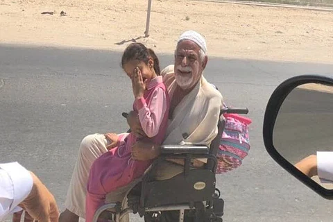تفاعلٌ مع الأب ناقل ابنته للمدرسة بـ«كرسيّه المتحرك» في الأحساء