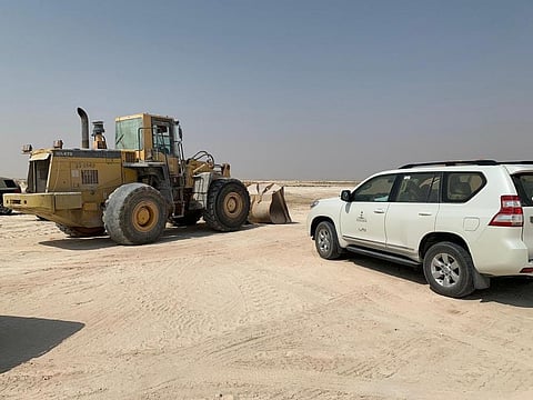 بلدية النعيرية ترفع أنقاض وبقايا مخيمات عشوائية