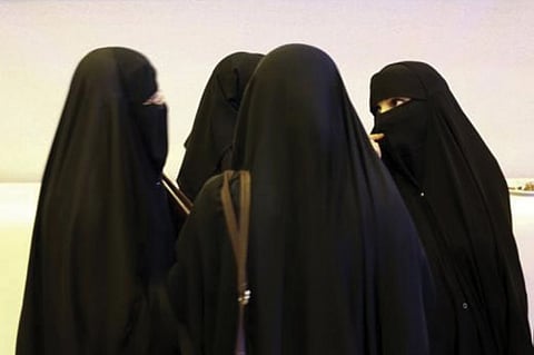 الإرادة تنتصر.. سعوديات «فوق الخمسين» يقهرن الجهل بمغامرات ملهمة في عالم الإنترنت