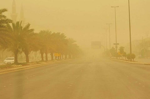 تحذيرات من عوالق ترابية تؤدي إلى تدني الرؤية بنجران حتى الثامنة مساءً