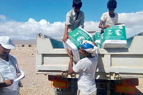 بالصور .. «إغاثي الملك سلمان» يُوزِّع مساعدات جديدة في سقطرى اليمنية