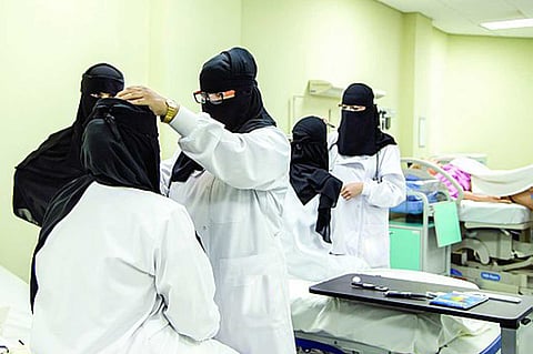 الوجه الآخر في حياة الممرضات السعوديات.. رجال «أقوى من  الضغوط»