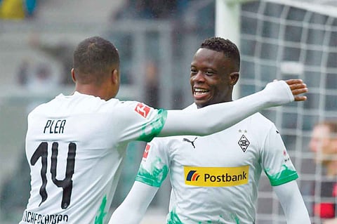 جلادباخ يكتسح اوجسبورج ويتصدر الدوري الألماني