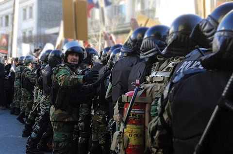 احتجّوا على تأخُّر رواتبهم.. «مكافحة الشغب» الإيرانية تهاجم العمال بالهراوات