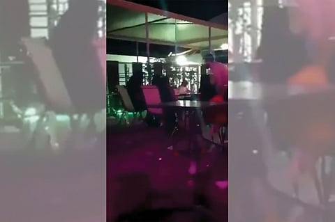 قانوني يوضح العقوبات المنتظرة ضد متهمي التحرش بفتيات مقهى الرياض