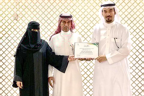 مستشفى عفيف يكرم الممرضة «مي الجذع» بسبب عمل بطولي