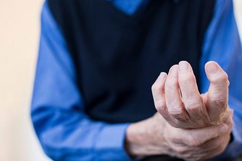 استشاري قلب يوضّح أسباب الارتعاش اللحظي اللاإرادي في الجسم