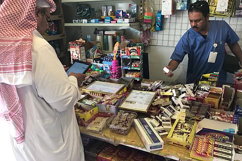 بالصور.. «صحة مكة» تضبط كميات كبيرة من الشمّة والدخان المستورد