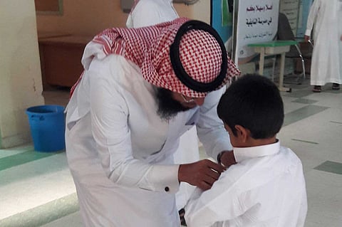صورة توثق مشهدًا عفويًا لمساعد مدير تعليم الأفلاج تجاه أحد التلاميذ